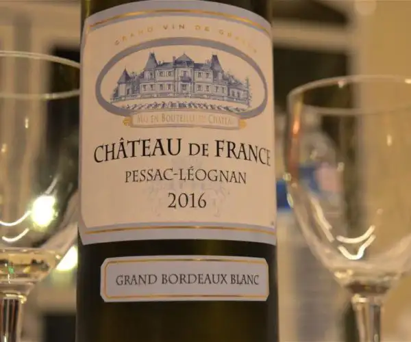 Étiquette en gros plan d'une bouteille de vin blanc Château de France AOC Pessac Léognan millésime 2016 venant de la cave du restaurant la Table de 3 à Bordeaux.