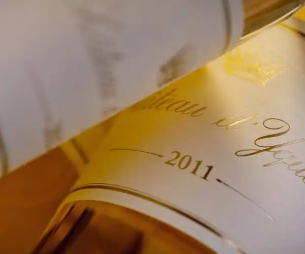 Description de l'étiquette d'une bouteille de vin rosé 2011 de la collection du restaurant La Table de 3 à Bordeaux, avec des nuances dorées et une typographie sophistiquée.